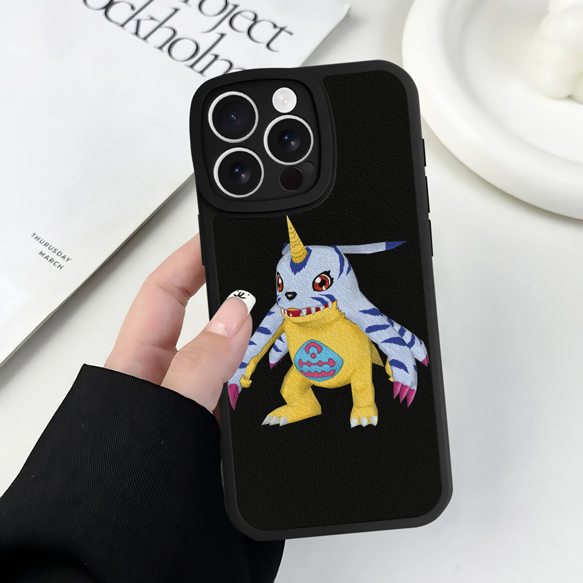 （画像用） Digimon デジタルモンスター/デジモン 【iPhone 16シリーズ対応】シリコンスマホケース（レザー調） 材質：シリコン